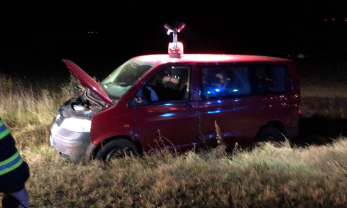 Der VW Bus kam aus ungeklärter Ursache von der Fahrbahn ab. Fotos: Feuerwehr