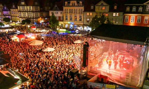 Vor der Bühne auf dem Stadtmarkt herrschte teilweise eine Menge Betrieb. Foto: Stadt Wolfenbüttel