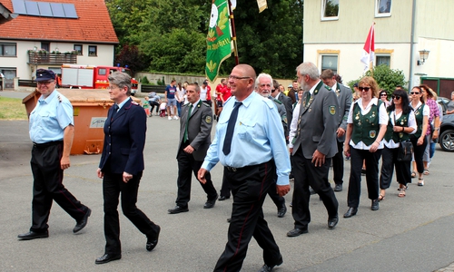 Durch Roklum marschierte ein langer Festumzug. Fotos: Bernd-Uwe Meyer
