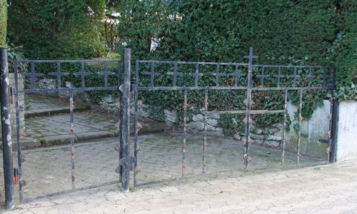 Das Destedter Friedhofstor wird saniert; die morschen Bretter sind schon entfernt.

Foto: Diethelm Krause-Hotopp