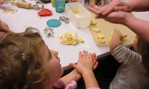 Die Kinder treffen sich in der Weihnachtsbäckerei. Symbolfoto: Privat
