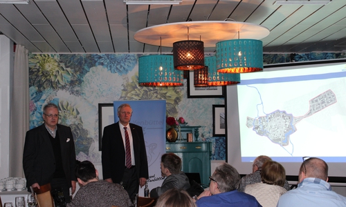 Markus Hering, Geschäftsführer der Wolfenbütteler Baugesellschaft und MIT-Vorstand Manfred Koch hielten die Präsentation vor der Mittelstandsvereinigung. Foto: Nick Wenkel