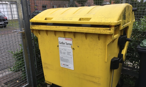 Auch wenn mittlerweile die Fehr Umwelt Ost GmbH für den Werstoffmüll zuständig ist, stehen noch verbreitet Tonnen des Vorgängers Remondis im Stadtgebiet. Diese wurden von Fehr angemietet. Foto: Eva Sorembik