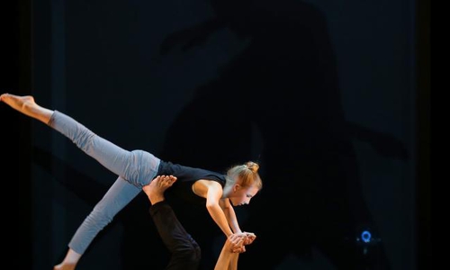 Szene aus der Choreografie "Freier Fall". Foto: Leitzke, Matthias
 

