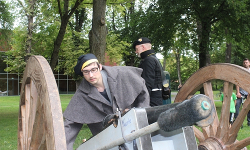 regionalHeute.de-Redakteur Max Förster hat die Aktionsflächen auf dem Altstadtfest getestet. Foto/Video: Anke Donner/Robert Braumann