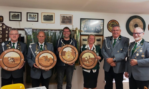 Großer König Frank Marheineke, Kleiner König Klaus-Rüdiger Peik, Volkskönig Michael Voß, Damenkönigin Jennifer Rühmann, 1. Vorsitzender Wilfried Schwokowski und Schatzmeister Holger Loest. Foto: Peter G. Matzuga