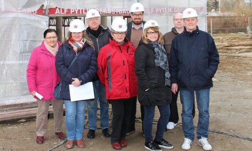 Ein Bild der aktuellen Wohngruppe (nicht komplett) inklusive Kundenbetreuer der NEULAND.
