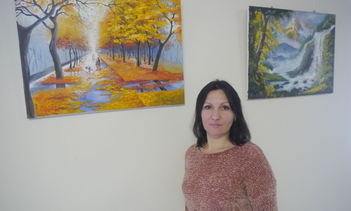 Die Gifhorner Künstlerin Olga Nikiforyak mit zwei Bildern ihrer Ausstellung. Foto: Helios Klinikum Gifhorn