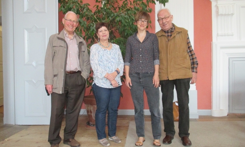 Im Rittersaal des Sickter Herrenhause vereinbarten Vertreter der BSL und der Gemeinde Sickte die Ausstellung zur Weimarer Zeit. Im Bild von links: Harald Schraepler, Margit Richert, Anna Lamprecht und Dieter Lorenz. Foto: Privat