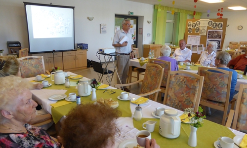 Die Teilnehmenden am Erzähl-Cafe zur Wolfenbütteler AWO-Geschichte während der Einführung durch Vorstandsmitglied und AG-Leiter Rudi Fricke. Foto: AWO