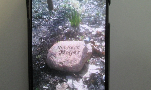 Dieser Grabstein wurde beschädigt. Symbolbild: Polizei Gifhorn