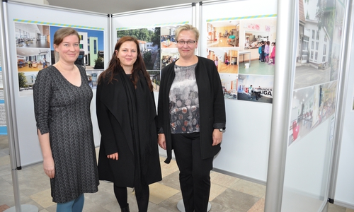 Mareike Blohm (Leiterin Geschäftsbereich Schule), Katharina Varga (Leiterin Geschäftsbereich Jugend) und Iris Bothe (Dezernentin für Jugend, Schule und Integration) eröffnen die Ausstellung. Foto: Stadt Wolfsburg