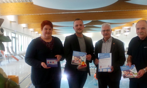 Stellvertretend übergab der Geschäftsstellenleiter der TourismusRegion BraunschweigerLAND e. V. Jan-Christoph Ahrens die von Wirtschaftsminister Bernd Althusmann unterzeichnete Urkunde an die BZN-Leiterin Frauke Hilal, Bürgermeister Henry Bäsecke und Schwimmmeister Bernd Maushake.
Foto: Stadt Schöningen