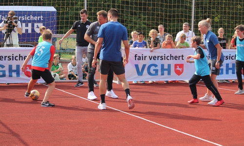 Beim Soccerturnier des 5. und 6. Jahrganges ging es für die Profis gegen eine Auswahl von Sechstklässlern. Foto: IGS Lengede