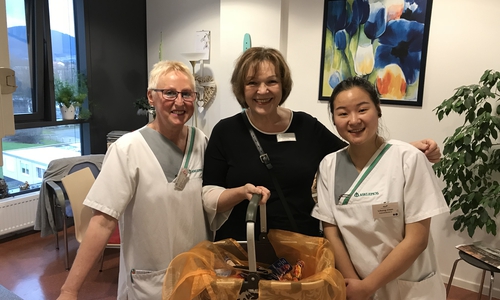Weihnachts-Bescherung in den Harzkliniken: Regionalgeschäftsführerin Adelheid May (Mitte) mit Mitarbeiterinnen Rita Prinz (links) und  Lihong Chen. Foto: Asklepios Harzkliniken