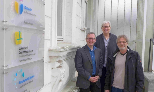 Von links: Holger Baumann (Lukas-Werk Fachambulanz Goslar), Beate Theermann (Kreisstelle Goslar der Diakonie im Braunschweiger Land), Henning Stieler (Elisabethstift). Foto: Evangelische Stiftung Neuerkerode