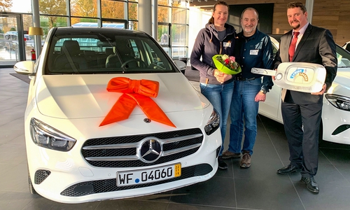 Kundenberater Dirk Loges von der Volksbank BraWo (rechts) bei der Gewinnübergabe der Mercedes-Benz B-Klasse an die Eheleute Singer.
Foto: Volksbank BraWo 