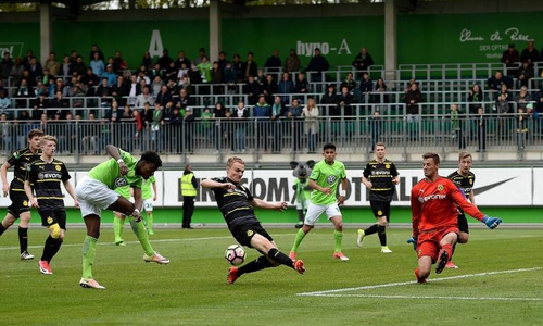 Orrin McKinze Gaines zieht ab. Amos Pieper pariert. 2145 Zuschauer sahen ein knackiges Hinspiel im Halbfinale zur Deutschen Meisterschaft. Foto: imago/Hartenfelser