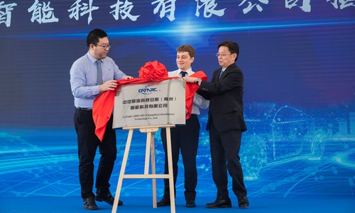 David Bollati, Geschäftsführer der C&S group, enthüllt mit seinen chinesischen Kooperationspartnern das neue Firmenschild. Foto: C&S Group