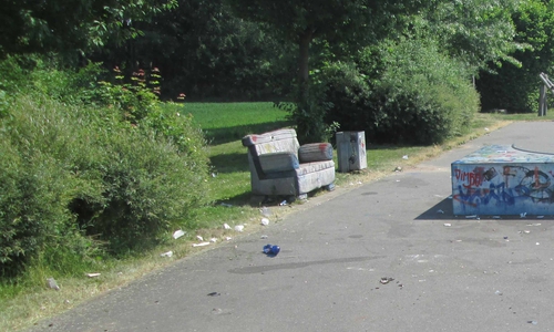 Überall auf dem Boden lagen gefährliche Glasscherben. Foto: Polizei