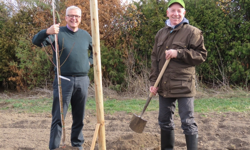 Pastor Rüdiger Becker, Direktor der Ev. Stiftung Neuerkerode (rechts) und Klaus Merker, Präsident der Rotary Club Braunschweig-Richmond. Foto: Evangelische Stiftung Neuerkerode 