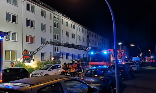 Das Feuer im Wohnhaus konnte schnell unter Kontrolle gebracht werden und breitete sich nicht auf Nachbarhäuser aus. Foto: aktuell24/KR