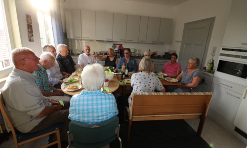 Der zum Pilgerchor gewordene Kirchenchor zeigt müde Gesichter, nach der Wanderung. Das Abendessen muntert  auf. Foto: privat