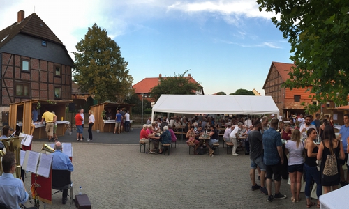 Guter Wein, gutes Essen und gute Musik. Foto: Förderverein der Freiwilligen Feuerwehr Groß Brunsrode e.V. 