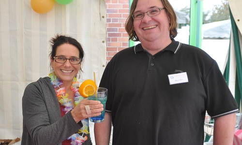 Alkoholfreie Cocktails gab es beim ABW-Team um Martina Klemmer (links) und Hayo Biel. Foto: Lebenshilfe 