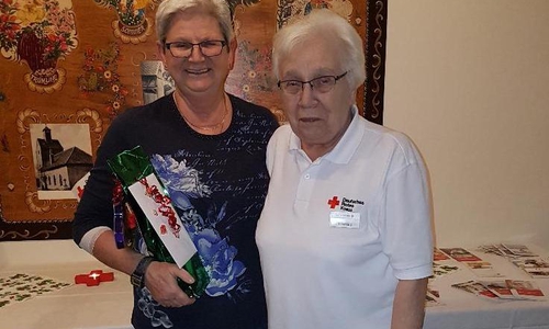 Gabriele Alpers (links) gab ihre 100. Spende ab. Ruth Semke vom DRK Ortsverein Adersheim/Leinde gratulierte. Foto: DRK