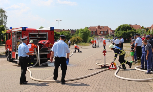 In Sickte gab es heute Leistungsüberprüfungen der Feuerwehren der Samtgemeinde zu sehen. Foto: Jonas Walter