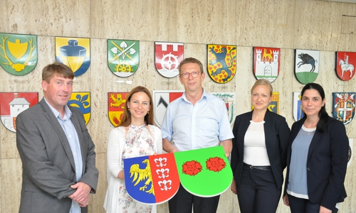 Andreas Meyer (Leiter der Musikschule), Jasmin-Isabel Kühne (Harfenistin und musikalische Leiterin), Oberbürgermeister Klaus Mohrs, Christin Eckstein (Zuständige für die IFK Bürgerreise), Tanja De Santis (Zuständige für die Städtepartnerschaft, internationale Beziehungen) mit dem Stadtwappen Bielsko-Bialas (v. li.). Foto: Stadt Wolfsburg