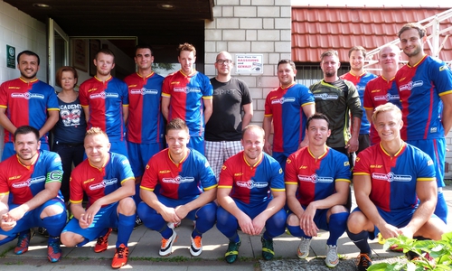 die zweite Herrenmannschaft des SV Halchter setzt ein Zeichen gegen Rassismus und Gewalt auf dem Sportplatz. Foto: Privat