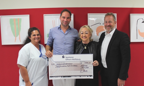 Comasia Raguso (Stationsleitung Palliativeinheit), Prof. Dr. Nils Homann (Chefarzt der Medizinischen Klinik 2), Margot Brüsch und Thomas Brüsch. Foto: Klinikum Wolfsburg