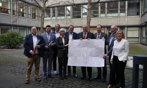 Staatssekretär Stefan Muhle übergab den Förderbescheid über 2,5 Millionen Euro an den Landkreis Wolfenbüttel. Landrätin Christiana Steinbrügge, Landtagsabgeordnete aus dem Landkreis sowie Verwaltungsmitarbeiter nahmen den Bescheid entgegen (v.l.n.r.): Peter Scheer (Werksleiter Breitband Landkreis Wolfenbüttel), Björn Försterling (Landtagsabgeordneter der FDP), Staatssekretär Stefan Muhle, Landrätin Christiana Steinbrügge, Marcus Bosse (Landtagsabgeordneter der SPD), Frank Oesterhelweg (Landtagsabgeordneter der CDU, Landtagsvizepräsident), Torsten Ruhe (Leiter Tiefbaubetrieb Landkreis Wolfenbüttel), Claus-Jürgen Schillmann (Kreisbaurat Landkreis Wolfenbüttel), Dunja Kreiser (Landtagsabgeordnete der SPD).

Foto: Nds. Ministerium für Wirtschaft, Arbeit, Verkehr und Digitalisierung 