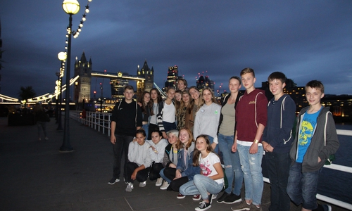 Gruppenbild mit Tower Bridge. London hat viele Sehenswürdigkeiten für diese Jugendlichen aus dem Landkreis Wolfenbüttel zu bieten. Foto: Landkreis Wolfenbüttel