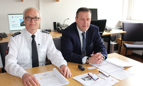 Leiter des Polizeikommissariats Thomas Arth und Leiter des Kriminalermittlungsdienstes Andreas Twardowski stellten die Zahlen und Fakten der Kriminalstatistik vor. Foto: Max Förster
