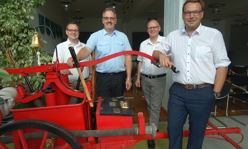 Jens von Känel, zuständig für Feuerwehrangelegenheiten in der Samtgemeindeverwaltung, Gemeindebrandmeister Maik Wermuth, Fachbereichsleiter Frank Nitsche und Samtgemeindebürgermeister Gero Janze. Foto: Samtgemeinde Grasleben