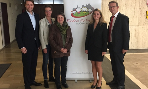 Michael Wilkens (IHK Lüneburg-Wolfsburg, Leiter der IHK Geschäftsstelle Wolfsburg), Kathrin Mohrs (Leiterin der Geschäftsstelle Bündnis für Familie Wolfsburg), Bettina Klim (Koordinationsstelle Frau und Wirtschaft Wolfsburg-Gifhorn-Helmstedt), Irina Helm (NEULAND Wohnungsgesellschaft mbH), Schirmherr Oberbürgermeister Klaus Mohrs