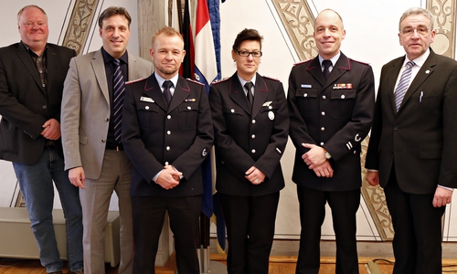 Jörn Illemann (Leiter Amt für Öffentliche Sicherheit und Ordnung, Stadtrat Thorsten Drahn, Stadtbrandmeister und Wendessens stellvertretender Ortsbrandmeister Olaf Glaeske, Wendessens Ortsbrandmeisterin Tanja Weilbier, stellvertretender Stadtbrandmeister Marco Dickhut und Bürgermeister Thomas Pink bei der Ernnung von Tanja Weilbier als Ortsbrandmeisterin von Wendessen. Foto: Stadt Woflenbüttel

