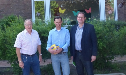  Der SPD-Landtagsabgeordnete Marcus Bosse besuchte gemeinsam mit Remlingens Bürgermeister Klaus Warnecke die Grundschule in Remlingen, um sich bei Rektor Lars Eberst über das Konzept der sogenannten jahrgangsgemischten Eingangsstufe zu informieren. Foto: SPD