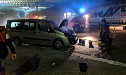 Die Ortsfeuerwehr musste das brennende Auto löschen. Fotos: Feuerwehr Helmstedt
