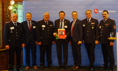 Von links nach rechts: Thorsten Radigk, stellvertretender Stadtbrandmeister der Freiwilligen Feuerwehr Peine, Bürgermeister Klaus Saemann, Rüdiger Ernst, Kreisbrandmeister Freiwillige Feuerwehr Peine, Christian Ehlers, Leiter Qualitätsmanagement Pelikan, Stephan Manke, Staatssekretär aus dem niedersächsischen Ministerium für Inneres und Sport, Karl-Heinz Banse, Präsident des Landesfeuerwehrverbandes Niedersachsen, Olaf Kapke, Vorstandsmitglied des Landesfeuerwehrverbandes Niedersachsen

Bild: Stadt Peine