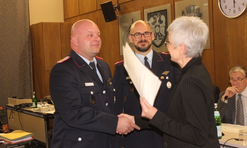 Alexander Steek und Florian Graf bekamen am Montag von Landrätin Christina Steinbrügge ihre Ernennungsurkunden.  Fotos: Anke Donner 