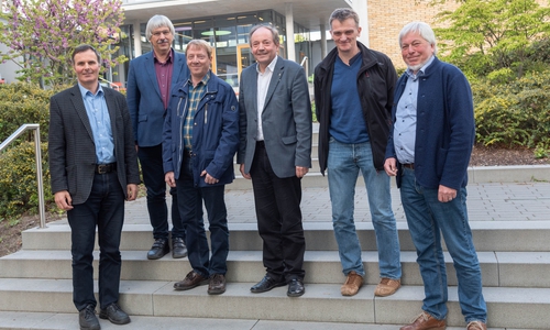 Prof. Dr. Joachim Landrath, Prof. Dr. Karl-Dieter Tieste, Thomas Zippel, Prof. Dr. Ekkehard Boggasch, Prof. Dr. Lars Kühl und Reinhard Voges (v. li.) unterstützen das Projekt „Wasserkraft in Wolfenbüttel". Foto: Tanja Bischoff
