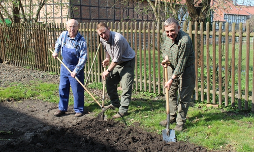 Im Museumsgarten im Heeseberg-Dorf Watenstedt sind (von links) der 2. Vorsitzende Manfred Bertram, 1. Vorsitzende Klaus Schliephake (beide Gevensleben) und Vorstandsmitglied Jürgen Ehbrecht aus Eitzum zu sehen Foto: Bernd-Uwe Meyer