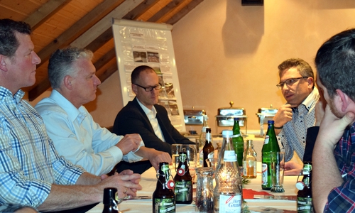 Rund 30 Unternehmerinnen und Unternehmer diskutieren mit städtischer Wirtschaftsförderung, Oberbürgermeister Dr. Oliver Junk, pro Goslar e. V. und Gastgeber Alexander Samawatie über die Nachfolge in Unternehmen. Foto: Stadt Goslar