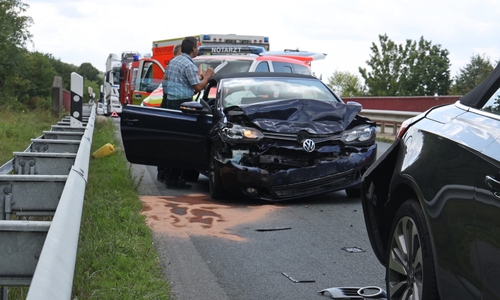 Der Fahrer des Cabrios hat das Stauende zu spät bemerkt. Foto: Rudolf Karliczek