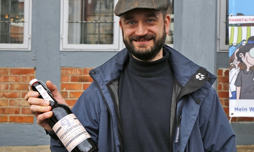Schöpfer Denver Künzer braut das Bier traditionell in Wolfenbüttel. Foto: Thorsten Raedlein
