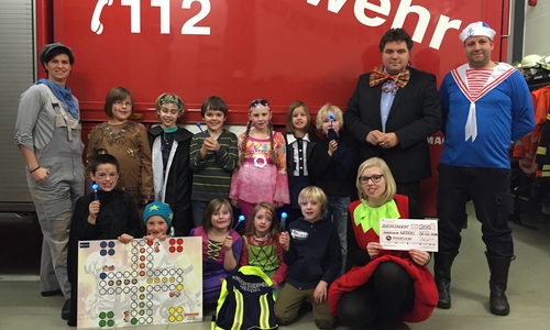 Uwe Schäfer übergibt den 200-Euro-Scheck an die Kinderfeuerwehr Weddel. Foto: Privat